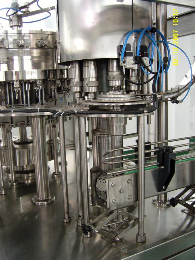 Complete Carbonated Soft Drink Filling Machine / Drink Bottling Machine 4