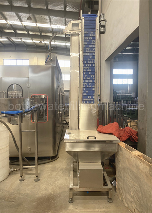 0.5L 24000BPH SS304 PET آلة تعبئة زجاجة المياه مع ناقل الحركة 2